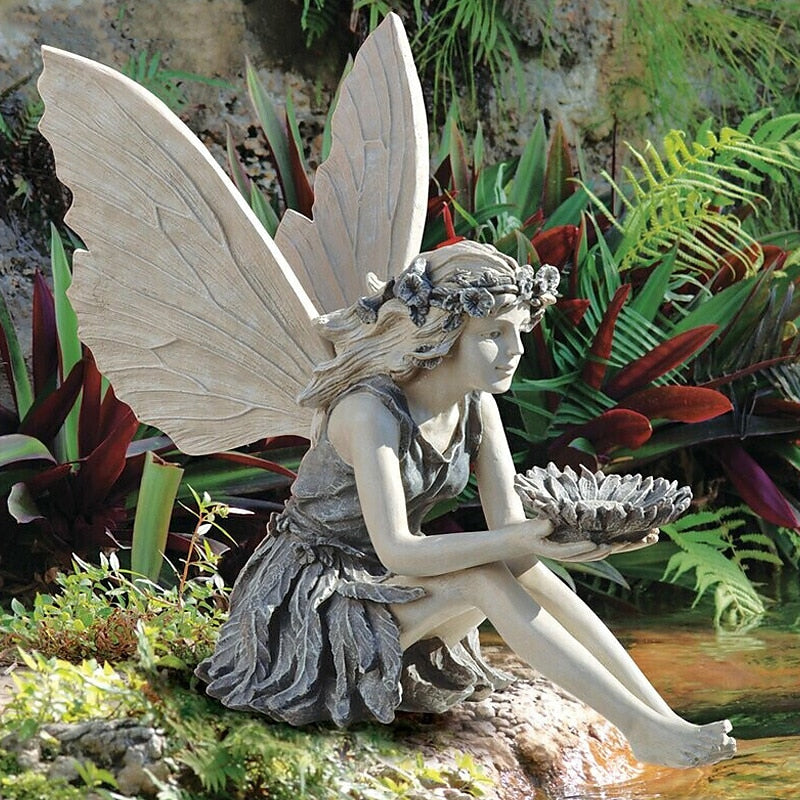 Estatua de jardín de hadas con corona de flores y cuenco de girasoles