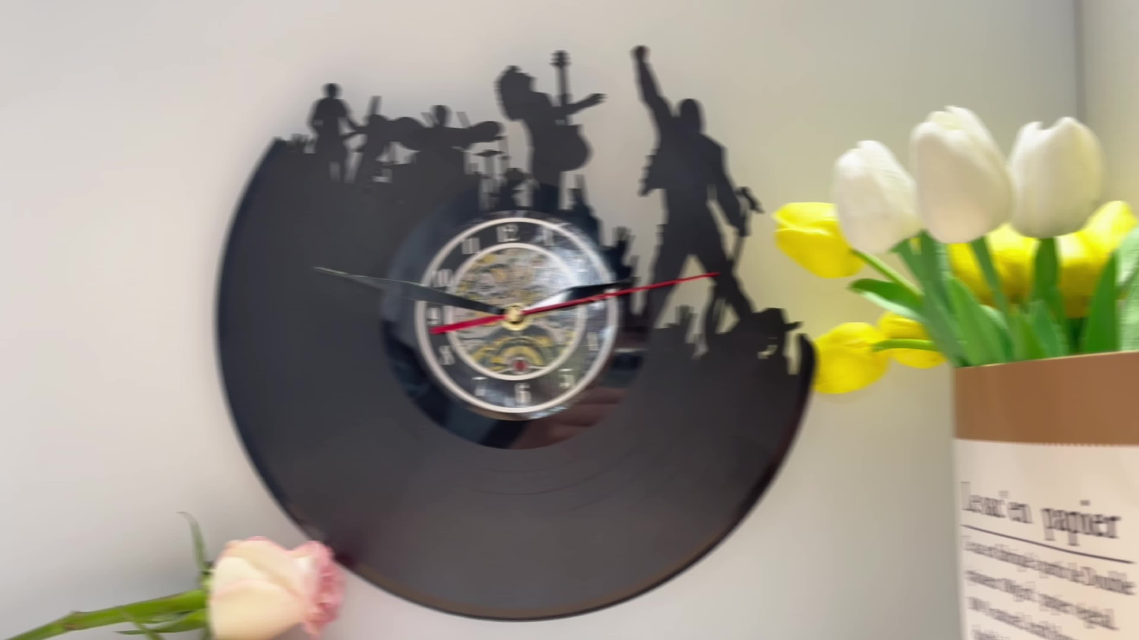 שעון קיר חגיגי Crownbeat עם פעולה שקטה ועיצוב