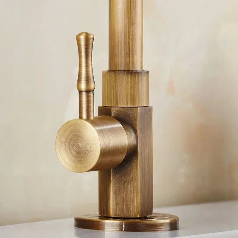 Grifo Lyra de 300 mm con arco alto y acabado en latón antiguo para cocinas y baños contemporáneos