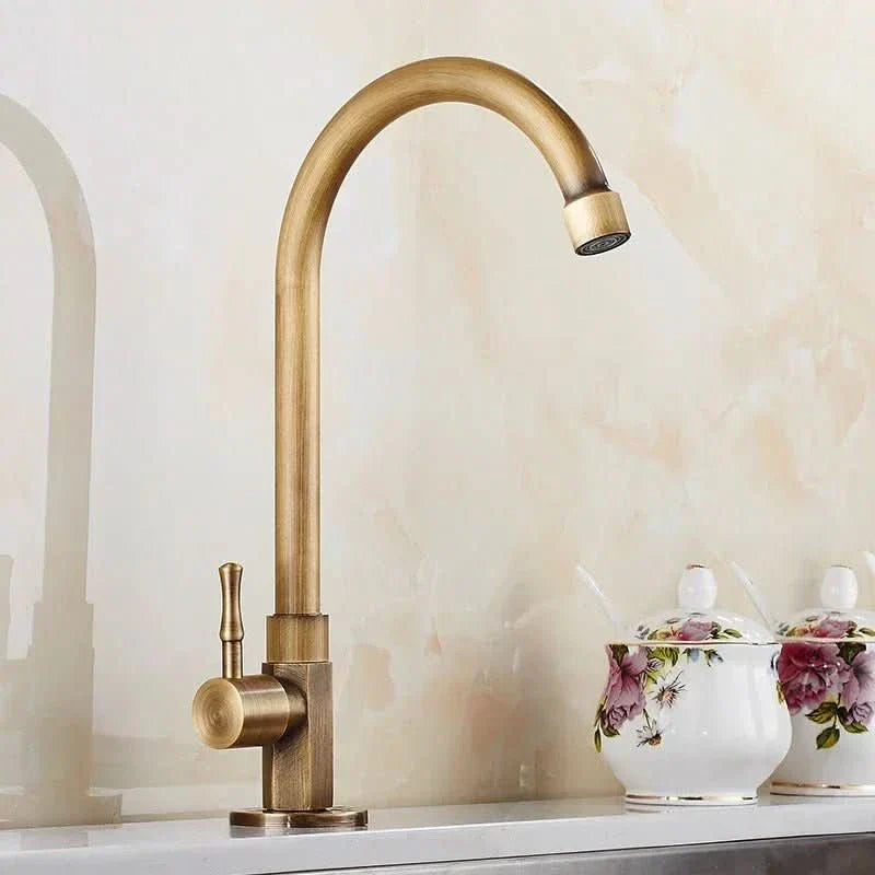Grifo Lyra de 300 mm con arco alto y acabado en latón antiguo para cocinas y baños contemporáneos