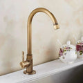 Grifo Lyra de 300 mm con arco alto y acabado en latón antiguo para cocinas y baños contemporáneos