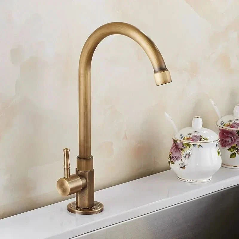 Grifo Lyra de 300 mm con arco alto y acabado en latón antiguo para cocinas y baños contemporáneos