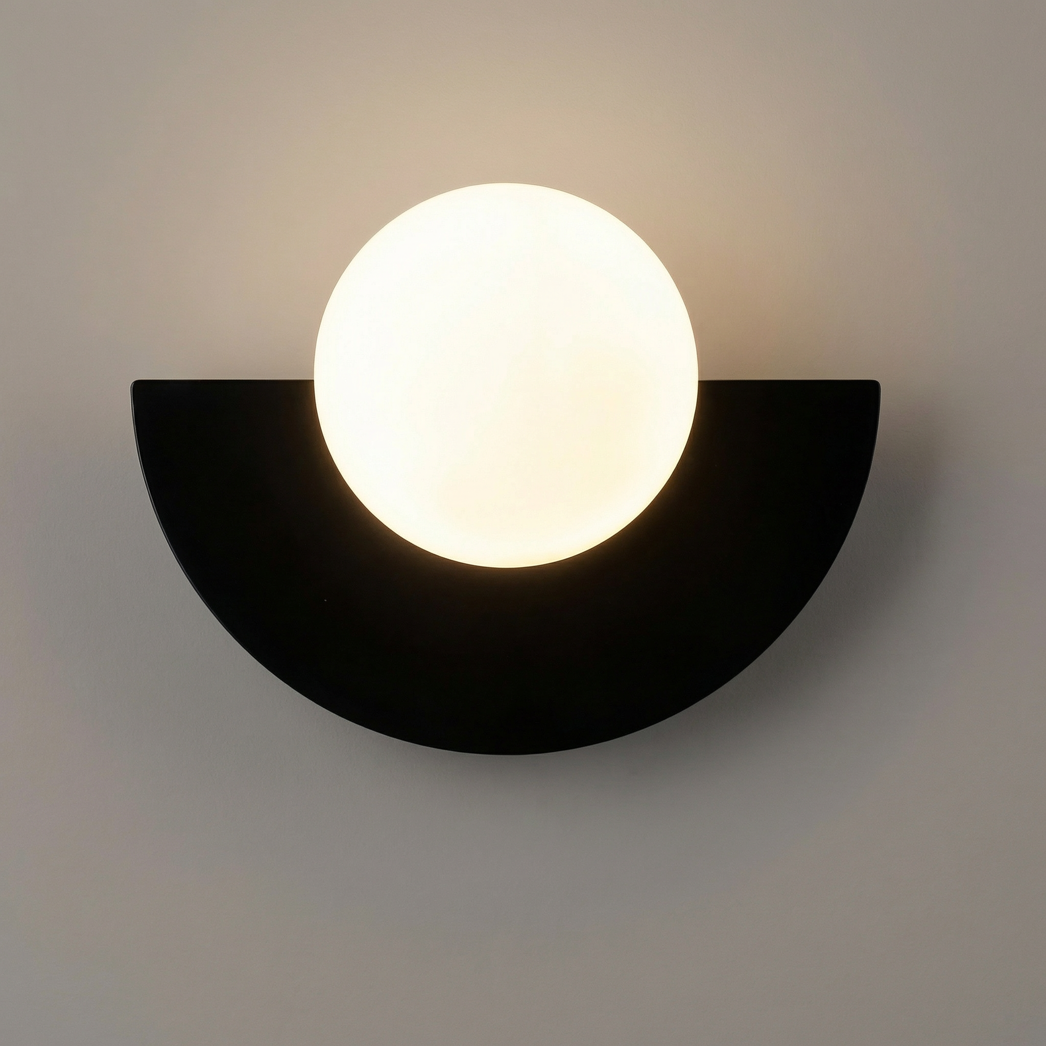 Lampada da parete semicircolare Summit con LED integrato per un'atmosfera calda negli spazi moderni