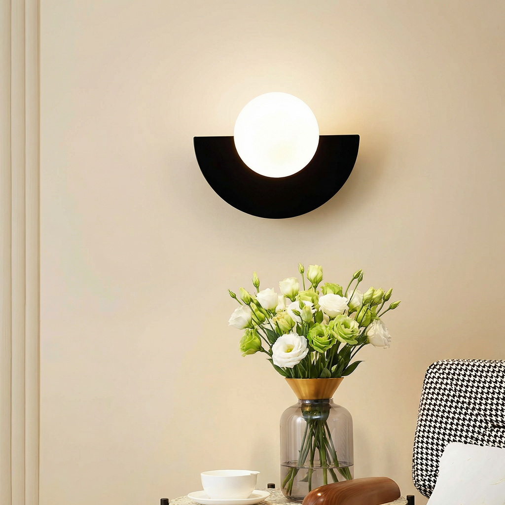 Lampada da parete semicircolare Summit con LED integrato per un'atmosfera calda negli spazi moderni