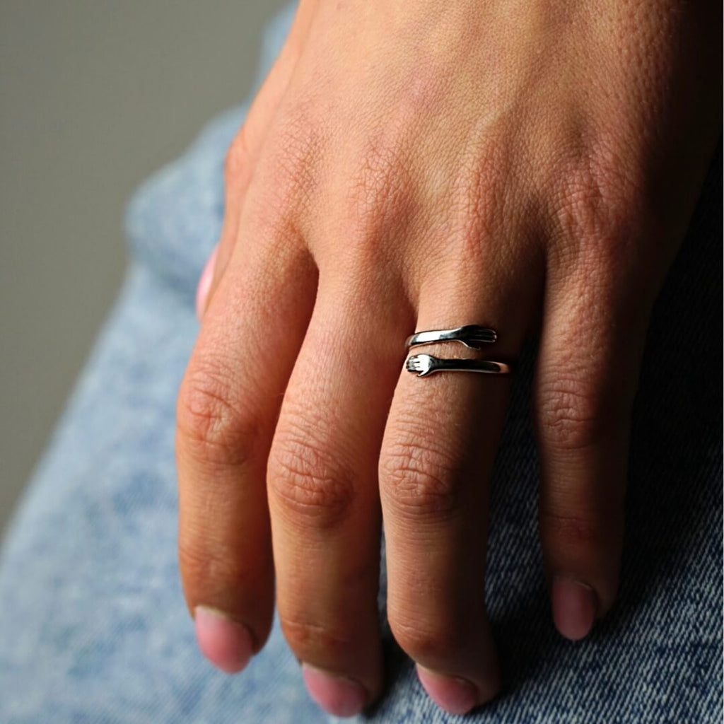 Anillo NovaForge Hug de acero inoxidable con acabado en tono dorado o plateado para uso diario
