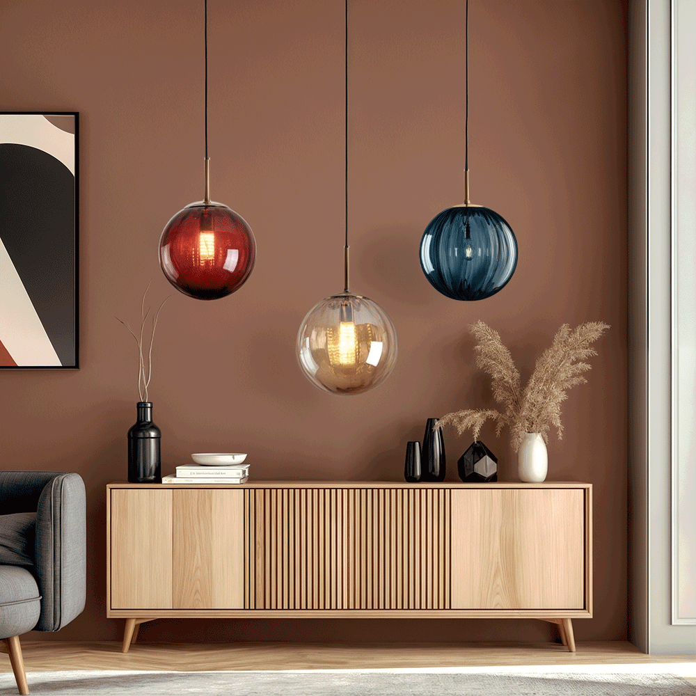Lampa Luma Glass Ball přináší teplé ambientní světlo do ložnic a jídelních prostor