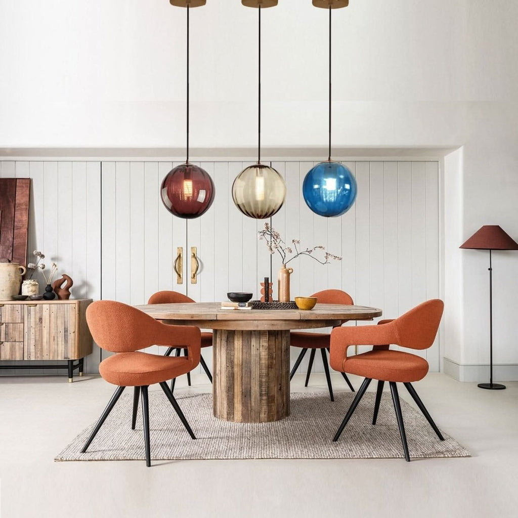 Lampa Luma Glass Ball přináší teplé ambientní světlo do ložnic a jídelních prostor