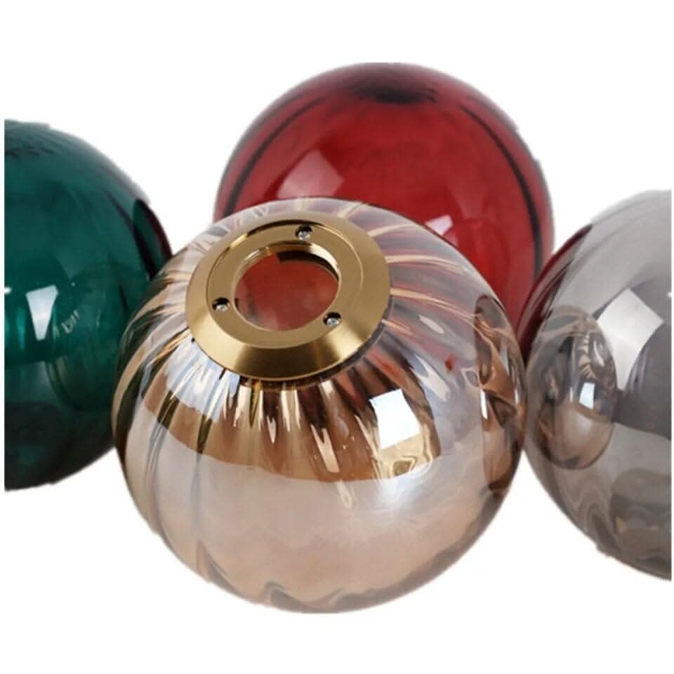 Lampa Luma Glass Ball přináší teplé ambientní světlo do ložnic a jídelních prostor