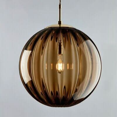 Lampa Luma Glass Ball přináší teplé ambientní světlo do ložnic a jídelních prostor