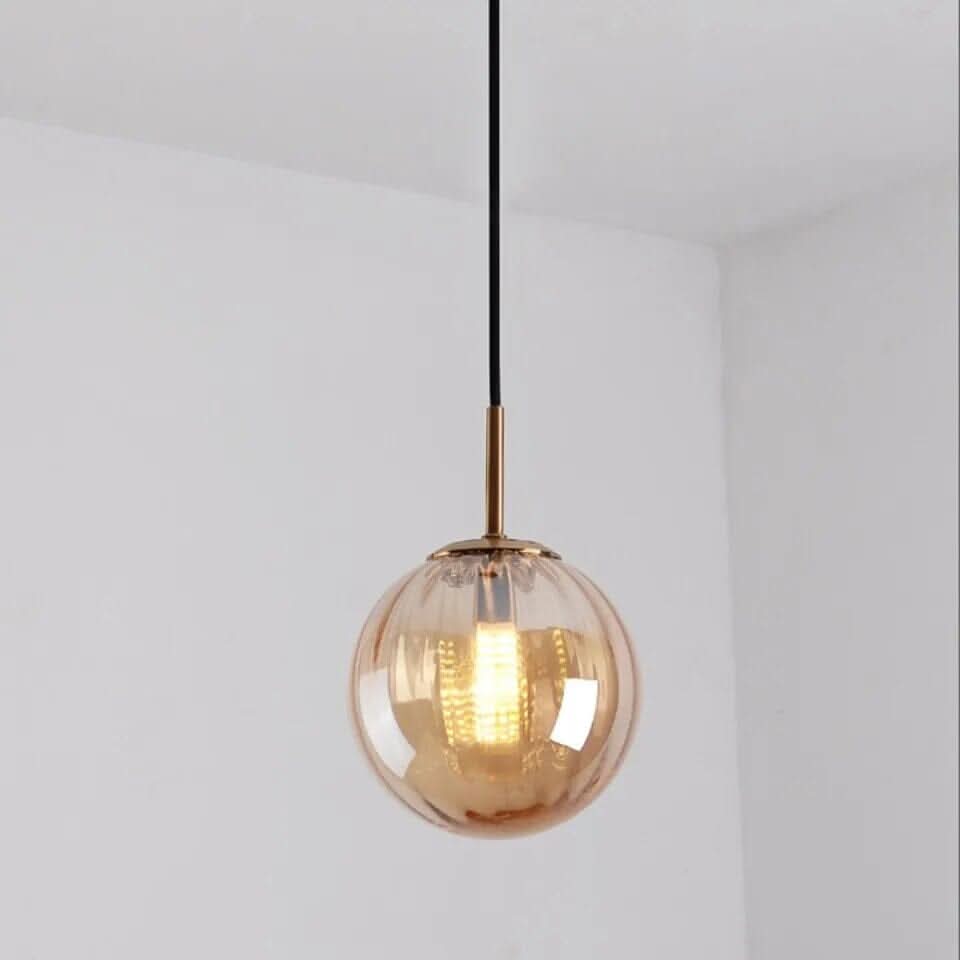 Lampa Luma Glass Ball přináší teplé ambientní světlo do ložnic a jídelních prostor