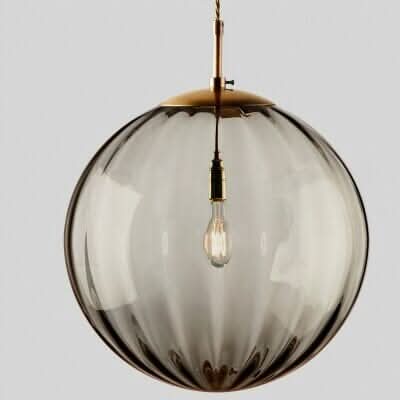 Lampa Luma Glass Ball přináší teplé ambientní světlo do ložnic a jídelních prostor