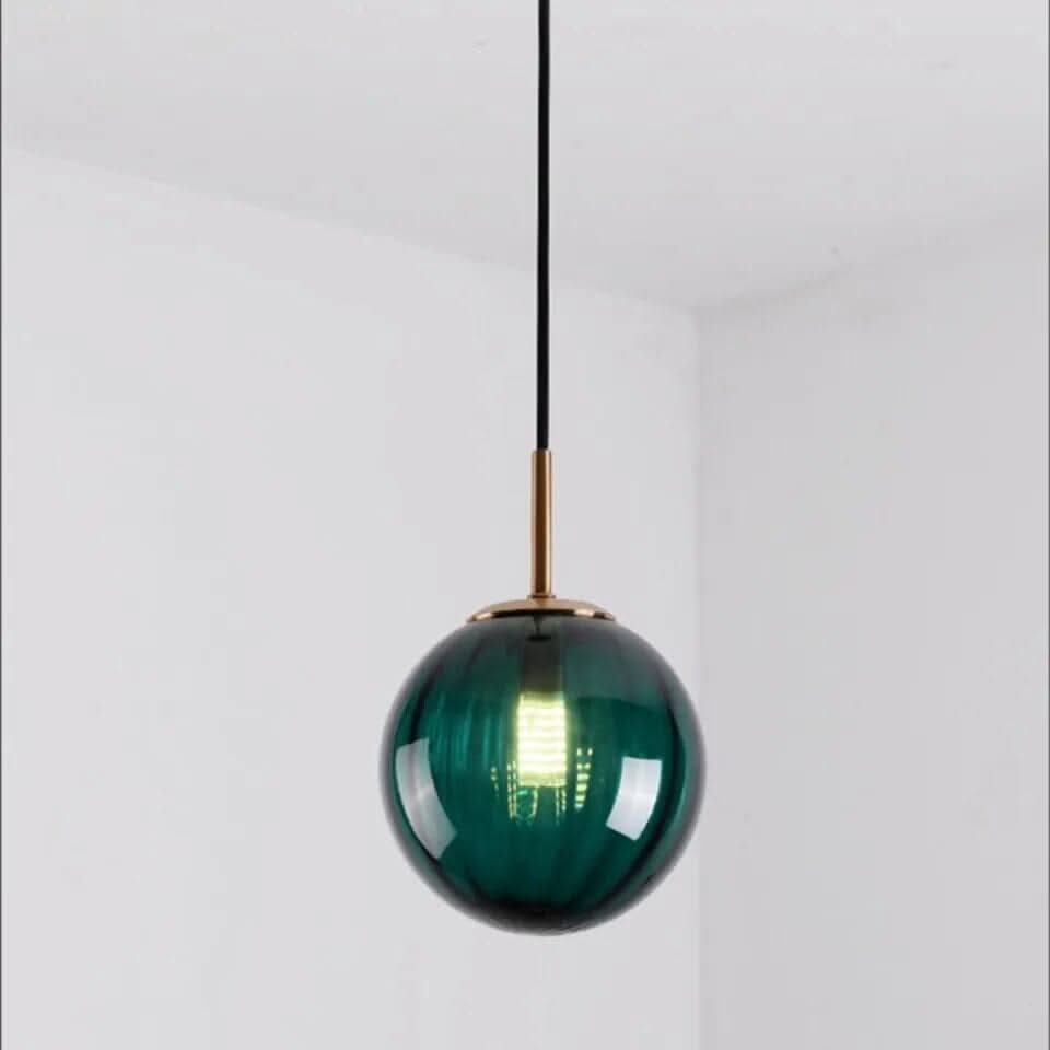 Lampa Luma Glass Ball přináší teplé ambientní světlo do ložnic a jídelních prostor