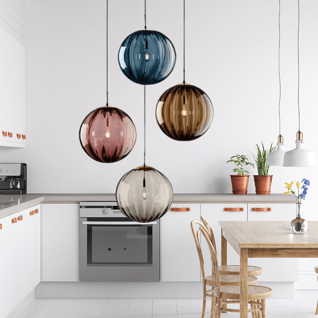 Lampa Luma Glass Ball přináší teplé ambientní světlo do ložnic a jídelních prostor