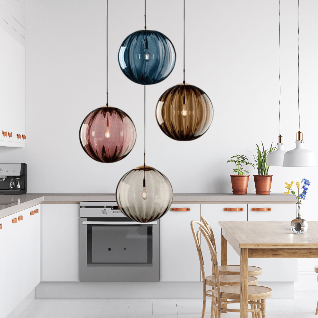 Lampa Luma Glass Ball přináší teplé ambientní světlo do ložnic a jídelních prostor