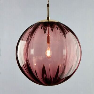Lampa Luma Glass Ball přináší teplé ambientní světlo do ložnic a jídelních prostor