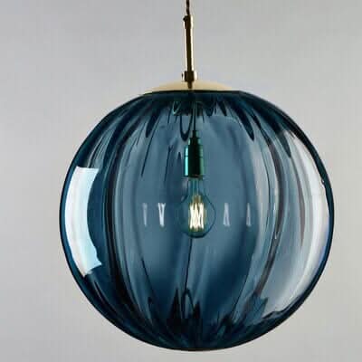 Lampa Luma Glass Ball přináší teplé ambientní světlo do ložnic a jídelních prostor