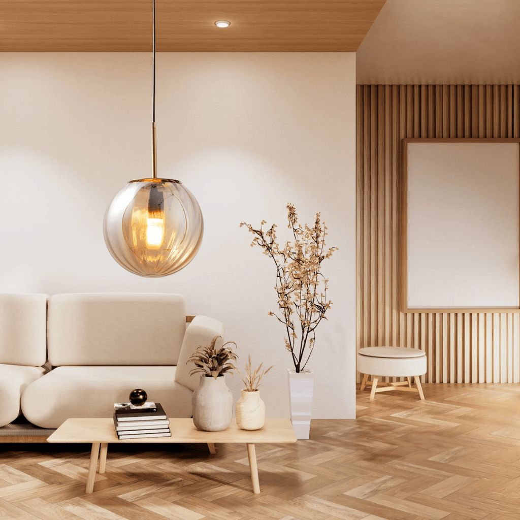 Lampa Luma Glass Ball přináší teplé ambientní světlo do ložnic a jídelních prostor