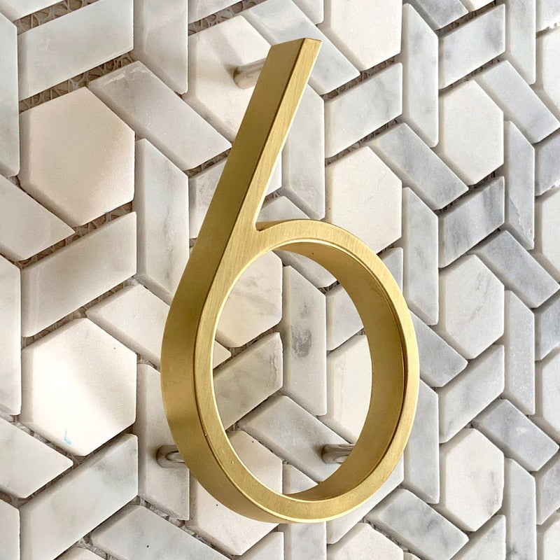 Zlatá moderní čísla popisná pro exteriér domu