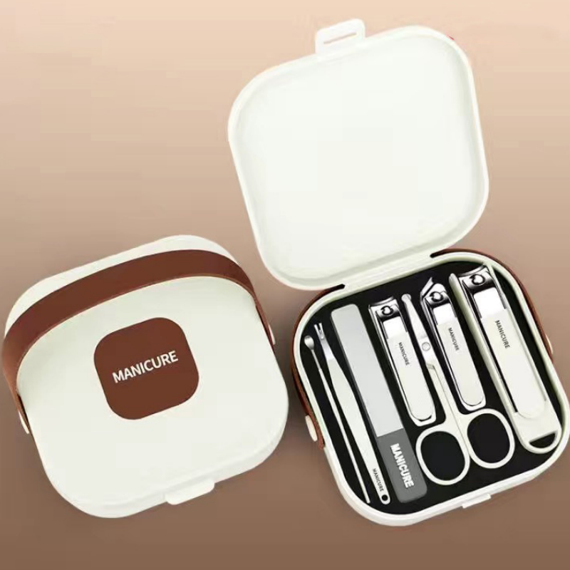 Portable 7-piece manicure set with nail clippers