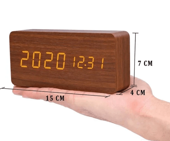 Reloj LED TimberLume con activación por voz y diseño minimalista de madera para hogares modernos