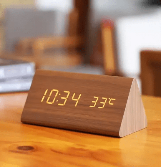 Reloj LED TimberLume con activación por voz y diseño minimalista de madera para hogares modernos